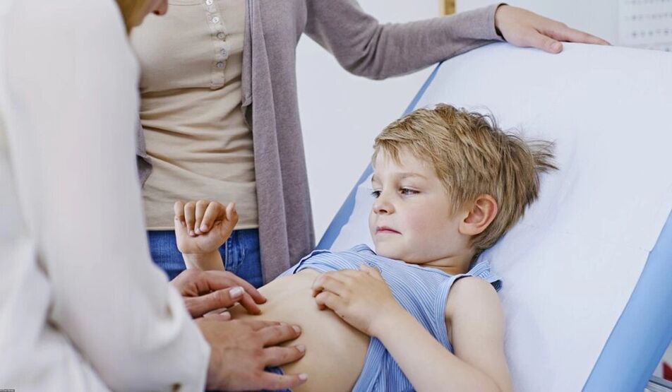 Αναγνώριση παρασίτων από γιατρό σε παιδί